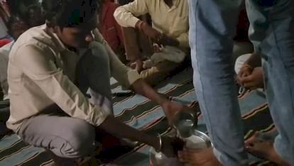 पहले युवक से पैर धुलावाया, फिर पिला दिया वही पानी : AI से बनी फोटो पोस्ट करने पर मिली तालिबानी सजा