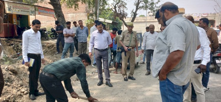 जिलाधिकारी ने किया सड़कों के चौड़ीकरण एवं सुदृढ़ीकरण कार्यों का निरीक्षण, गुणवत्तापरक निर्माण सुनिश्चित करने के दिए निर्देश