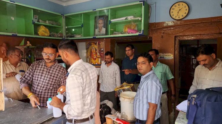 दीपावली पर मिलावटी खाद्य पदार्थों के खिलाफ कार्रवाई तेज, कालपी व उरई में मिठाई-दूध उत्पादों के नमूने संगृहीत