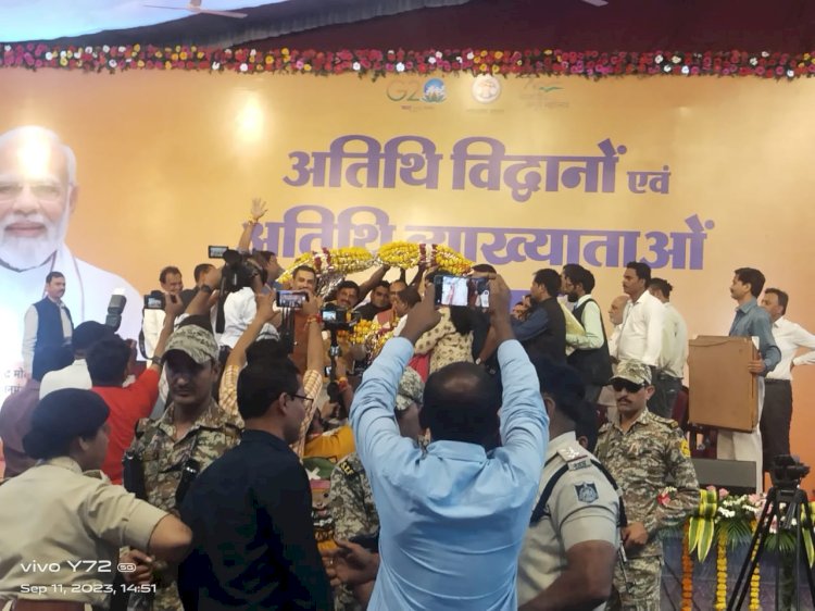 दीपावली के त्यौहार के अवसर पर उच्च शिक्षितों का रोजगार छीन रही है मोहन सरकार*