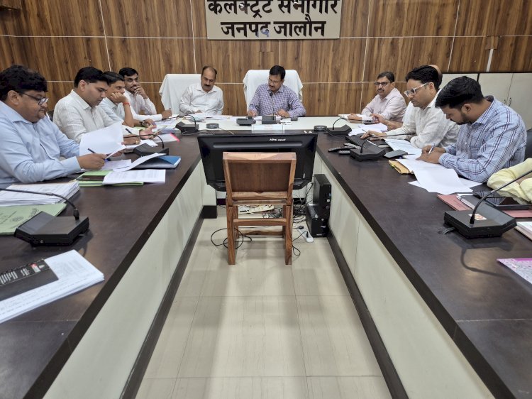 जिलाधिकारी की सख्त कार्यवाही, विकास योजनाओं में ढिलाई पर 13 अधिकारियों का वेतन रोका,   सीएम डैशबोर्ड समीक्षा में योजनाओं के क्रियान्वयन में लापरवाही एवं शिथिलता पर कार्यवाही