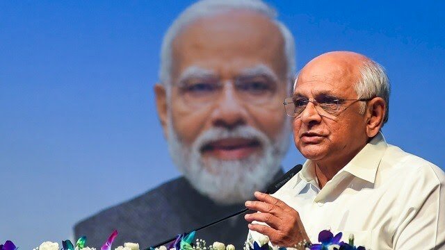 सीएम को छोड़कर सभी मंत्रियों ने दिया इस्तीफा, गुजरात में नए मंत्रिमंडल का शपथ ग्रहण शुक्रवार को सुबह 11:30 रखा गया