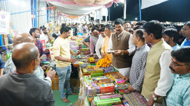 खाद्य मंत्री ने मोटरसाइकिल से किया बाजार का भ्रमण, स्वदेशी व स्थानीय वस्तुओं को खरीदने की लोगों से की अपील,  स्वदेशी व स्थानीय वस्तुओं को खरीद कर मनायें दीपावली : गोविंद सिंह राजपूत