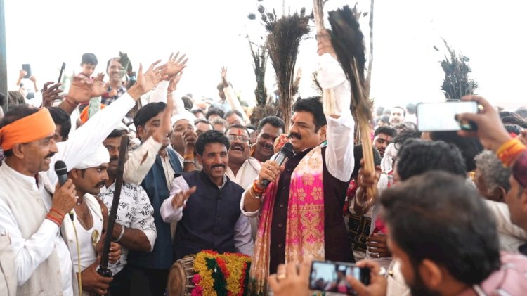 मोनियो के साथ दिवाली गीत गाकर जमकर झूमे मंत्री राजपूत,जैसीनगर में आयोजित गोवर्धन मेला में शामिल हुए मंत्री गोविंद सिंह राजपूत