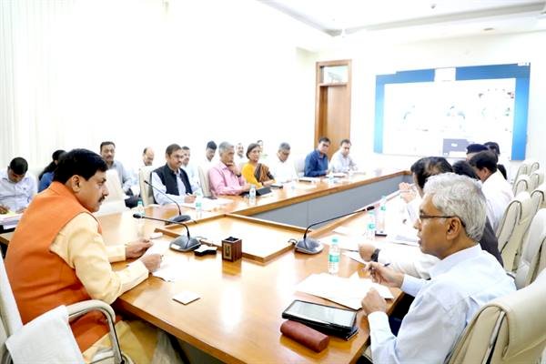 CM मोहन यादव का सख्त एक्शन : 19 अधिकारियों, कर्मचारियों पर कार्रवाई, 3 को सस्पेेंड किया