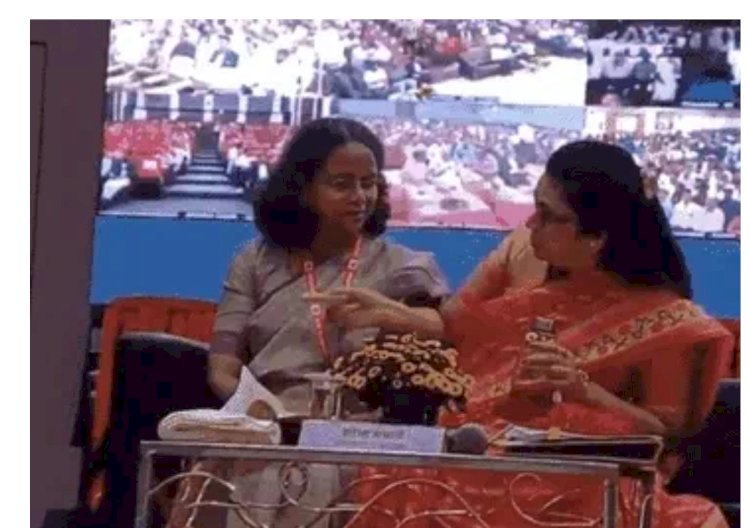 नितिन गडकरी के कार्यक्रम में 2 महिला अधिकारियों में झगड़ा-VIDEO: चिकोटी काटी, कोहनी मारी