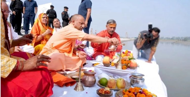 CM योगी की सुरक्षा में गंभीर चूक, पत्रकार बनकर पूजा घाट तक पहुंचा शख्स; , जांच के आदेश; अफसरों पर होगी कार्रवाई