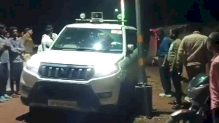 DM की स्कॉर्ट गाड़ी ने दिव्यांग को कुचला, तीन बाइकों को टक्कर मारी; भीड़ ने ड्राइवर-होमगार्ड को पीटा