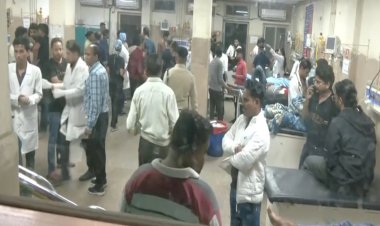 यात्रियों से भरी बस 50 फिट नीचे खाई में गिरी, 3 की मौत 33 घायल : इंदौर में दर्दनाक हादसा