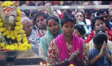 विमेंस वर्ल्ड कप विजेता : क्रिकेटर दीप्ति शर्मा ने किए बाबा महाकाल के दर्शन, भस्म आरती में हुईं शामिल  , मंदिर समिति ने प्रसाद-दुपट्टा भेंट कर किया सम्मानित