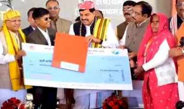 क्रांति गौड़ को मोहन सरकार ने दिया 1 करोड़ रुपए का चेक,क्रिकेटर क्रांति बोलीं- जिंदगी में बहुत मुश्किलों का सामना किया:एक करोड़ से घर और परिवार संवारूंगी