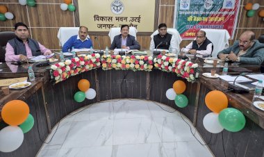 जिलाधिकारी ने विकास योजनाओं और निर्माण कार्यो की समीक्षा में अफसरों /अधिशासी अभियंता को दिए सख्त निर्देश, लापरवाह अधिकारियों पर होगी कार्रवाई।