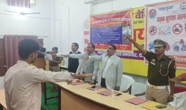 यातायात माह नवम्बर में सड़क सुरक्षा जागरूकता अभियान के तहत छात्र छात्राओं को बताए गए यातायात के नियम.