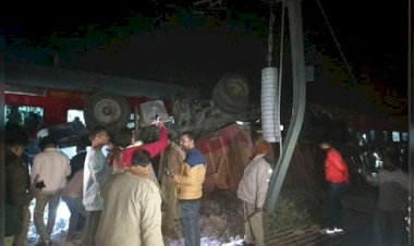 पुल तोड़कर रेलवे ट्रैक पर गिरा ट्रक, गरीब रथ एक्सप्रेस बाल-बाल बची, रूट बाधित-कई ट्रेनें लेट