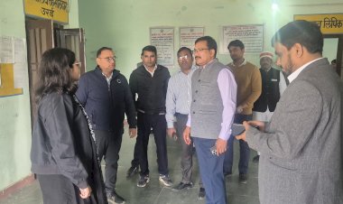 सदर तहसील में जिलाधिकारी का औचक निरीक्षण, एसआईआर फार्म डिजिटाइजेशन में सम्बंधित अधिकरियों को दिए आवश्यक दिशा निर्देश