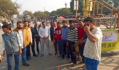 गोहद में ब्राह्मण समाज का फूटा गुस्सा, IAS संतोष वर्मा का पुतला जलाकर FIR व बर्खास्तगी की उठी मांग