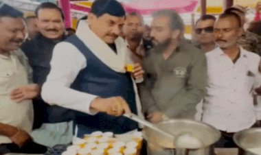 CM मोहन यादव ने नानाखेड़ा बस स्टैंड पर  बनाई चाय , फिर यात्रियों से किया संवाद,बेटे अभिमन्यु की शादी में पहुंचे उज्जैन
