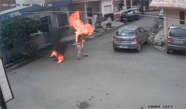 पत्नी के चले जाने से परेशान पति ने खुद पर पेट्रोल डालकर लगाई आग। झगड़े के बाद पति ने उठाया खौफनाक कदम,  भाई ने लगाए गंभीर आरोप