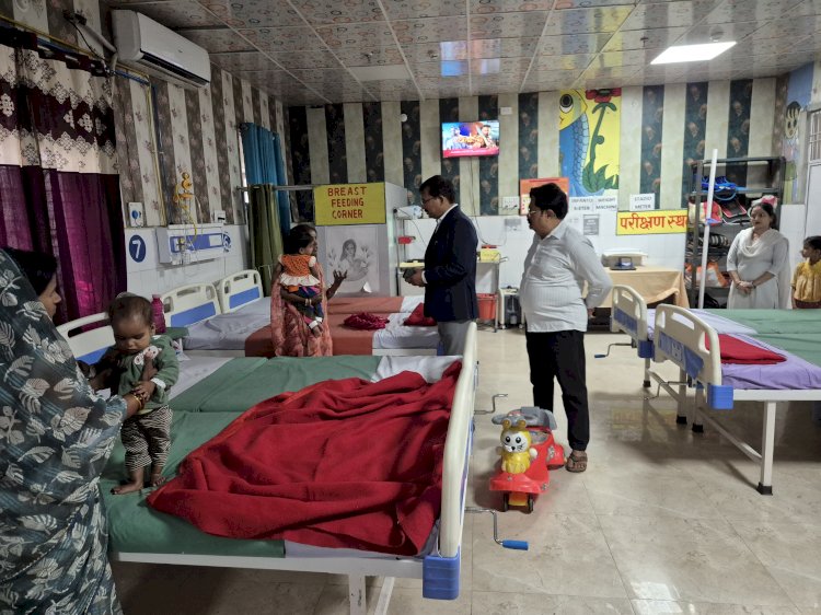 जिलाधिकारी ने जिला चिकित्सालय का किया औचक निरीक्षण, अनुपस्थित मिले कई चिकित्सक  एक दिन का वेतन कटौती के साथ - दिए कड़ी कार्रवाई के निर्देश