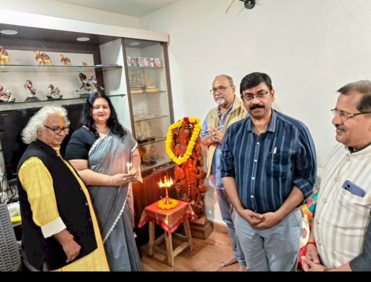 भोपाल में सजी सुरों और शब्दों की अनुपम संध्या, झलका साहित्य का सौंदर्यबोध,  ‘अनुभूति’ के निवास पर काव्य गोष्ठी व दीपावली मिलन समारोह में —गजलकारा