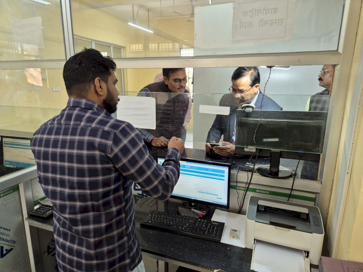 जिलाधिकारी ने पेश की मिसाल — स्वयं कराया ड्राइविंग लाइसेंस का नवीनीकरण, दिए पारदर्शी प्रशासन के निर्देश