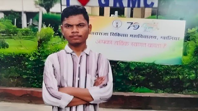 मेडिकल कॉलेज में MBBS छात्र की मौत से सनसनी :फर्स्ट फ्लोर से गिरा, लेकिन मोबाइल छत पर मिला, परिजन बोले- कुछ गलत हुआ