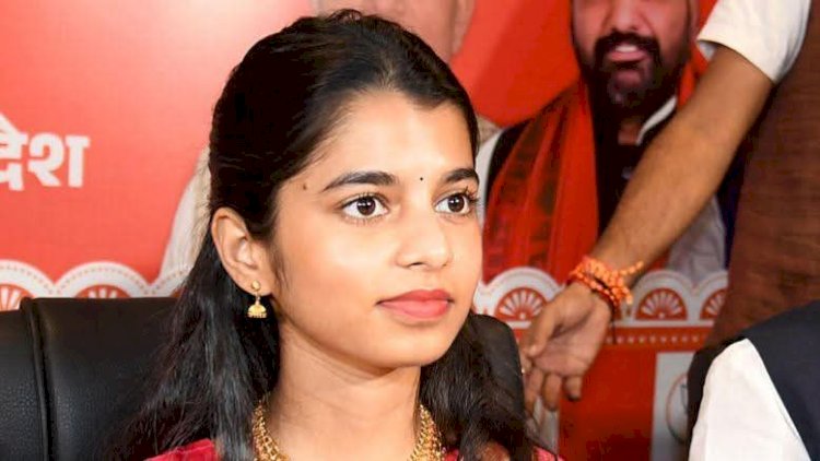 अलीनगर की हॉट सीट पर मैथिली ठाकुर आगे, बिनोद मिश्रा चल रहे काफी पीछे