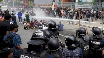 नेपाल में एक बार फिर बवाल, सड़क पर उतरे Gen Z प्रदर्शनकारी, पुलिस से हुई भिड़ंत लगाना पड़ा कर्फ्यू