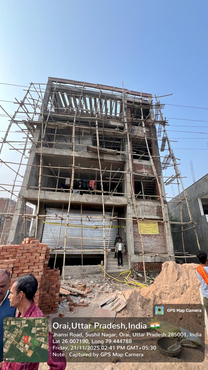 उरई विकास प्राधिकरण ने अवैध निर्माण पर कसी नकेल, 1500 वर्ग फीट में बन रहे तीन मंजिला भवन को किया सील