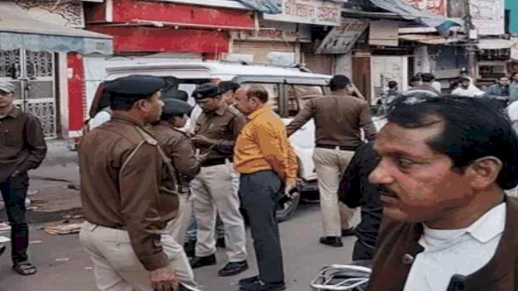 बदमाश के शॉर्ट एनकाउंटर के बाद साथियों की बीच बाजार में ताबड़तोड़ फायरिंग