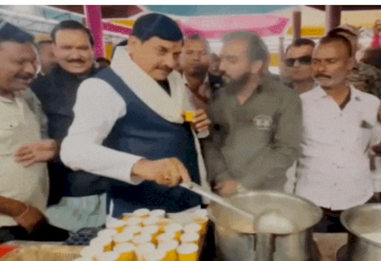 CM मोहन यादव ने नानाखेड़ा बस स्टैंड पर  बनाई चाय , फिर यात्रियों से किया संवाद,बेटे अभिमन्यु की शादी में पहुंचे उज्जैन