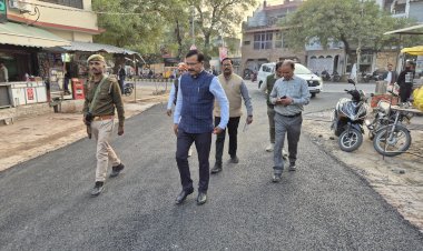 सड़क निर्माण में लापरवाही पर डीएम सख्त, बेस सही न मिलने पर निर्माण कार्य तुरंत रुकवाया