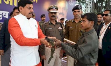 मुख्यमंत्री मोहन यादव के सामने इनामी नक्सलियों ने किया आत्मसमर्पण, बोले- कानून की राह अपनाने वाले पुनर्वास की चिंता न करें