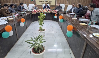 एक करोड़ से अधिक लागत की परियोजनाओं की जिलाधिकारी ने की समीक्षा, गुणवत्ता व समयबद्धता से करें कार्य