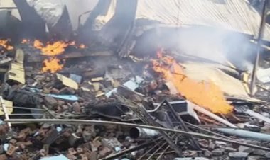 चॉकलेट फैक्ट्री में ब्लास्ट, आग से 3 मंजिला इमारत खाक, दूर-दूर तक फैला काले धुएं का गुबार