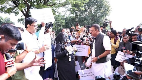 MP विधानसभा सत्र में कांग्रेस का अनोखा विरोध प्रदर्शन : पूतना' बन कर आई कांग्रेस विधायक! कप-सिरप कांड पर कांग्रेस का हल्ला बोल