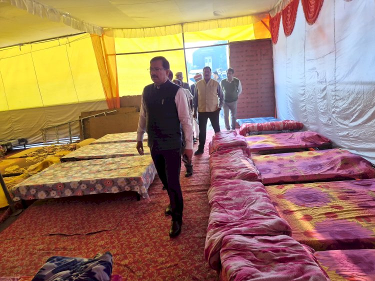 शहीद पार्क निर्माण में लापरवाही पर डीएम की फटकार, रैन बसेरों में CCTV व मोबाइल टॉयलेट लगाने के निर्देश