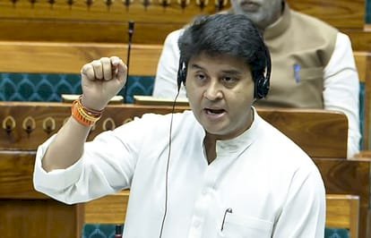 ज्योतिरादित्य सिंधिया ने लोकसभा में विपक्ष को दिया करारा जवाब,साइबर फ्रॉड के कैंसर से बचाना चाहता हूं', बोले सिंधिया, कार्ति चिदंबरम ने संचार साथी ऐप पर सरकार को घेरा