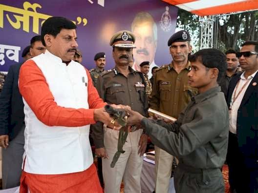 मुख्यमंत्री मोहन यादव के सामने इनामी नक्सलियों ने किया आत्मसमर्पण, बोले- कानून की राह अपनाने वाले पुनर्वास की चिंता न करें