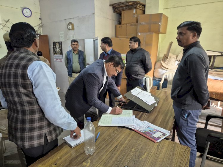 डीएम के निरीक्षण में एक दर्जन से अधिक विभागों के विभागाध्यक्ष गायब,दर्जनों कर्मचारी नदारत सभी पर वेतन रोकने की कार्रवाई