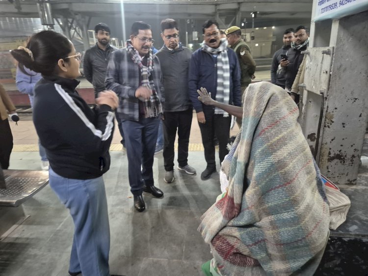 शीतलहर में राहत कार्यों की समीक्षा, जिलाधिकारी ने रैन बसेरों व अलाव का किया निरीक्षण,   उरई रेलवे स्टेशन व जिला अस्पताल सहित प्रमुख स्थलों पर व्यवस्थाएं परखी, जरूरतमंदों को वितरित किए कंबल