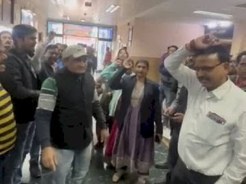 महिला कर्मचारी को अश्लील मैसेज भेजने का आरोप: कर्मचारियों का हंगामा, WCR के जीएम से शिकायत, जांच टीम गठित