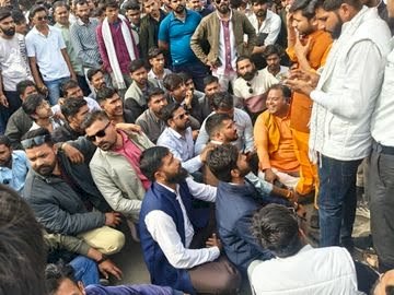 करणी सेना के काफिले पर पथराव, देर रात हुए बवाल में कई गाड़ियां टूटीं, किया चक्का जाम कार्रवाई की मांग की