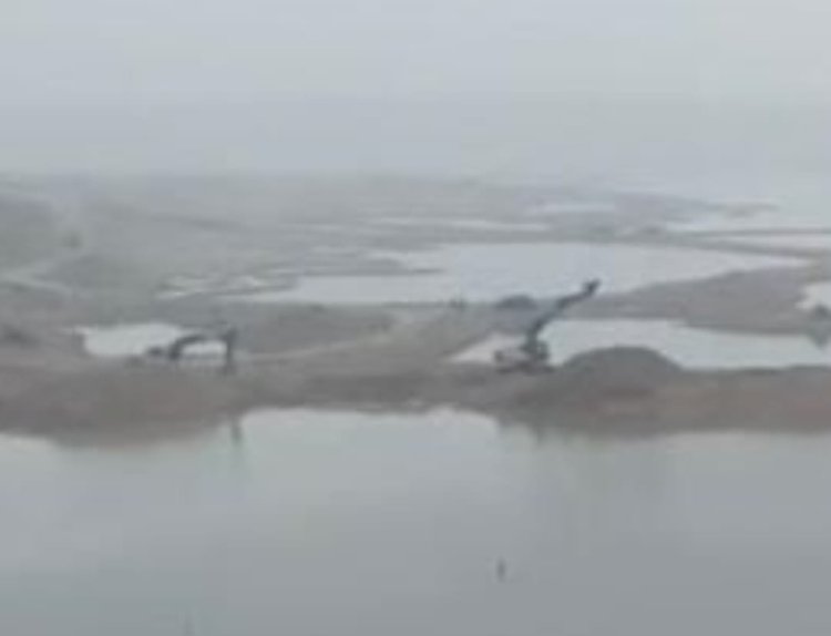 अवैध पोकलैंड मशीनों से वेतवा की जलधारा को बदल रहा चिरपुरा मौरंग खंड का ठेकेदार