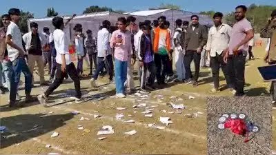 खिलाड़ियों ने फाड़े प्रमाणपत्र, फेंक दिए मेडल,  खरगोन सांसद खेल महोत्सव में हंगामा,सांसद फंड नहीं है बोलकर निकल गए