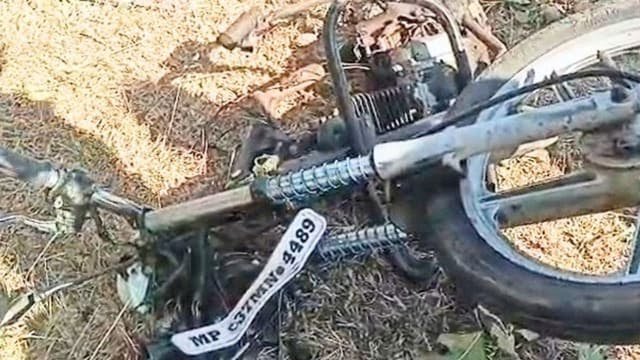 चलती बाइक में ब्लास्ट,युवक के पैरों के चीथड़े उड़े, मौत:कुएं में ब्लास्टिंग के लिए डेटोनेटर लेकर जा रहा था