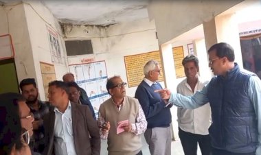 कलेक्टर ने आदिवासी हॉस्टल के अधीक्षक को दी धमकी, कहा- अभी 2 जूते मारूंगा,शीतलहर में बच्चों को छुट्टी देने पर भड़के