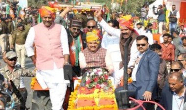 सीएम मोहन यादव ने दौड़ाया ट्रेक्टर, विधायक को कराई सवारी,भोपाल में 1101 ट्रैक्टरों की महारैली,कृषक कल्याण वर्ष का बड़ा आगाज