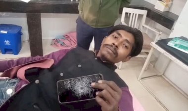 दिनदहाड़े फायरिंग,जेब में रखे मोबाइल पर लगी गोली, बच गई जान:युवक के पैर में मामूली चोट आई; आरोपी हवाई फायरिंग कर भाग निकले