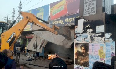 नगर क्षेत्र में अवैध अतिक्रमण पर प्रशासन की सख्त कार्रवाई,टाउन हॉल से स्टेशन तक चला सघन अभियान, 50 हजार रुपये का जुर्माना वसूला